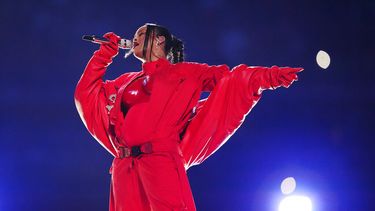 Rihanna durante su presentación en el espectáculo de medio tiempo del Super Bowl 57 de la NFL entre los Chiefs de Kansas City y los Eagles de Filadelfia, el domingo 12 de febrero de 2023, en Glendale, Arizona.