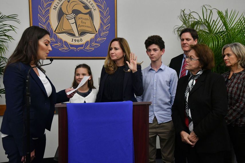Nikki Fried (izq) toma el juramento a la congresista Debbi Mucarsel Powell, acompañada de su familia.&nbsp;