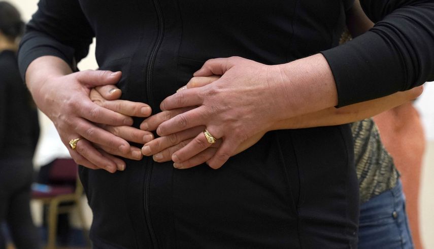 Los coordinadores de intimidad son profesionales que coreografían escenas sexuales, proveen herramientas para proteger el pudor de los actores y discuten sobre consentimiento con el elenco, el equipo y los productores.