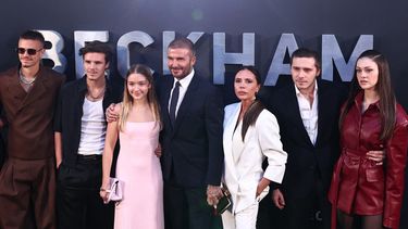 El exfutbolista inglés David Beckham y su esposa Victoria Beckham&nbsp;posan en la alfombra roja con sus hijos Romeo Beckham, Cruz Beckham, Harper Beckham, Brooklyn Beckham y su esposa Nicola Peltz Beckham, en el estreno de Beckham en Londres el 3 de octubre de 2023.