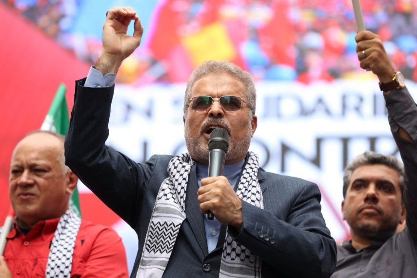 El embajador de Irán en Venezuela, Ali Chegini, habla durante una manifestación contra los ataques de Israel a Irán, en solidaridad con el pueblo palestino y para pedir la paz mundial en Caracas, el 19 de junio de 2025.