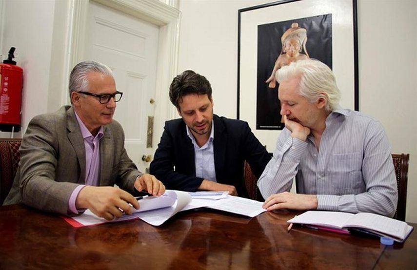 El canciller de Ecuador, Guillaume Long (c), al fundador de WikiLeaks, el australiano Julian Assange (d), y su abogado, el jurista español Baltazar Garzón, durante reunión en la embajada de Ecuador en Londres (EFE)