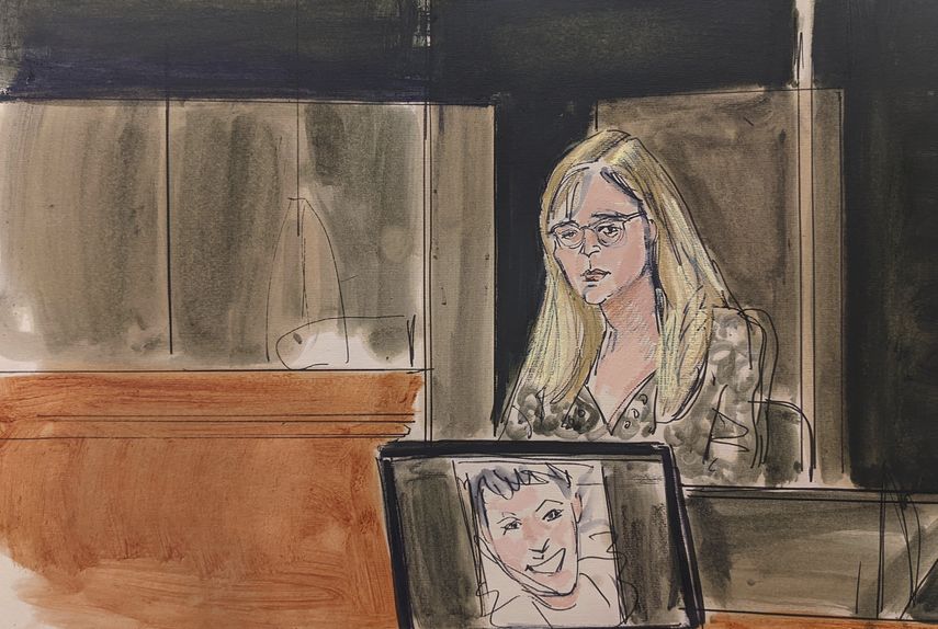 En este boceto de la sala, Annie Farmer testifica en el estrado durante el juicio por abuso sexual de Ghislaine Maxwell, el viernes 10 de diciembre de 2021, en Nueva York. Una foto de Maxwell aparece en una pantalla en primer plano.