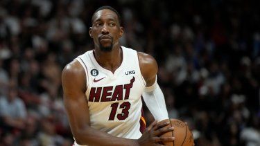 El pívot del Heat de Miami, Bam Adebayo (13), busca un pase durante la segunda mitad de un partido del torneo de play-in de la NBA contra los Hawks de Atlanta, el martes 11 de abril de 2023 en Miami.&nbsp;
