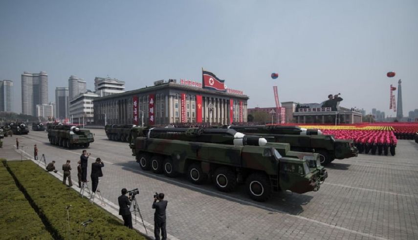 Durante el desfile del Día del Sol, presidido por el líder Kim Jong-un, el Ejército norcoreano mostró su arsenal armamentístico incluidos varios misiles balísticos.