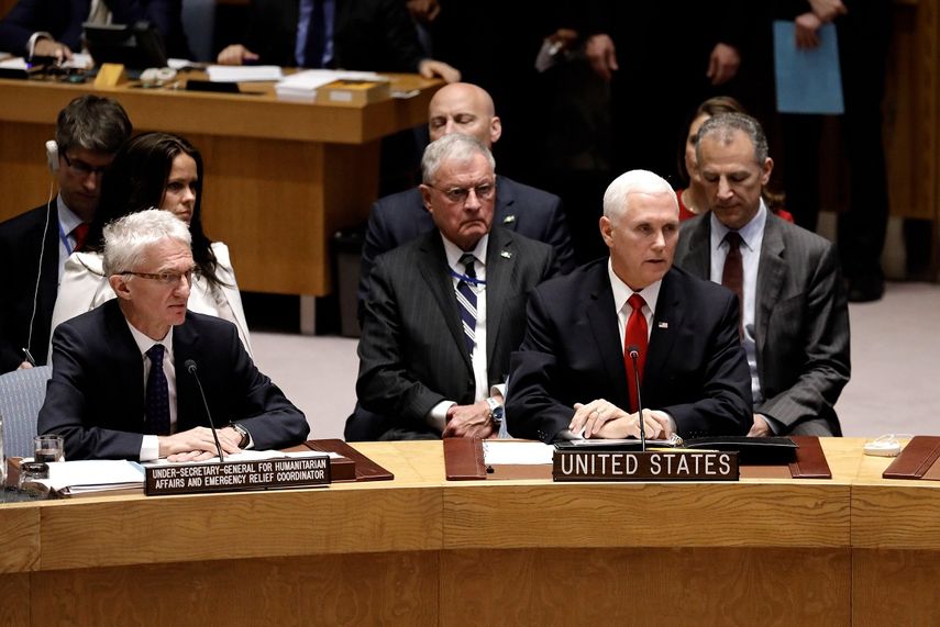 El vicepresidente de EEUU, Mike Pence (der.), junto al&nbsp;secretario general adjunto de Asuntos Humanitarios de la ONU, Mark Lowcock, durante una reunión del Consejo de Seguridad el 10 de abril de 2019.