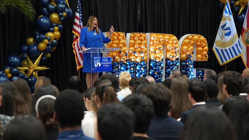 Madeline Pumariega, presidenta de Miami Dade College, se dirige a los nuevos becarios de esa institución.