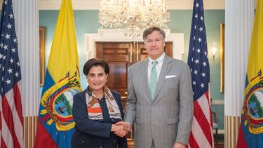 Gabriela Sommerfeld y Christopher Landau. (Cancillería ecuatoriana)