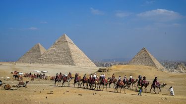 Turistas montan a camello en las piramides Giza, en El Cairo, Egipto.&nbsp;