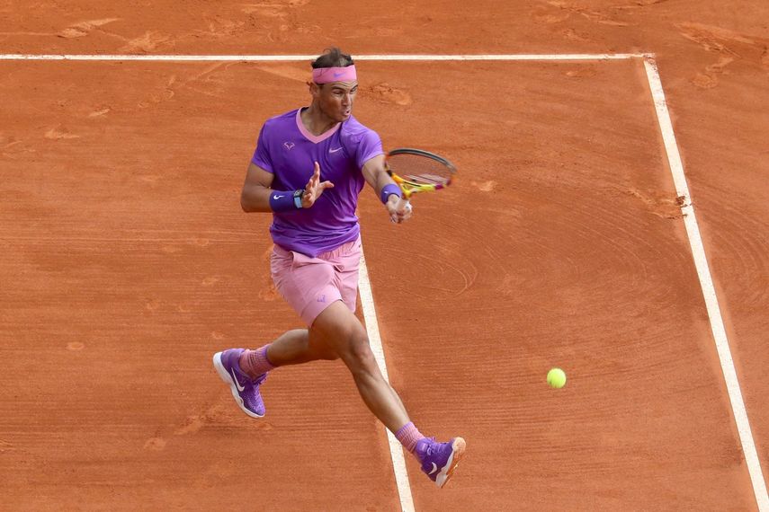El español Rafael Nadal juega un regreso durante su partido de individuales de segunda ronda contra el argentino Federico Delbonis en el quinto día del torneo Montecarlo ATP Masters Series en Mónaco el 14 de abril de 2021. &nbsp; &nbsp;