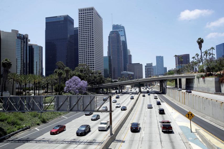 El tr&aacute;fico vehicular fluye por la carretera California 110 el lunes, 11 de mayo del 2020 en Los &Aacute;ngeles. Los automovilistas est&aacute;n regresando lentamente a los caminos tras mantenerse en encierro por la pandemia de coronavirus, aunque muy por debajo de los niveles antes de la crisis.&nbsp;