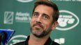 El quarterback Aaron Rodgers responde a preguntas durante su presentación como nuevo jugador de los Jets de Nueva York, el miércoles 26 de abril de 2023.&nbsp;