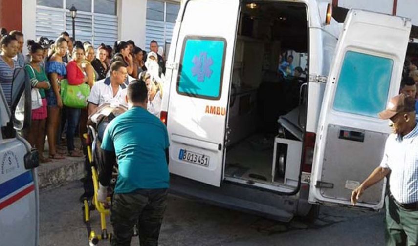 Paramédicos del centro de Cuba trasladan a uno de los lesionados en el triple choque que dejó este 16 de febrero una decena de heridos.