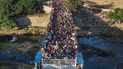 Haitianos esperan a cruzar la frontera hacia República Dominicana, el viernes 19 de noviembre de 2021, en Dajabón, República Dominicana.