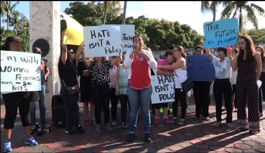 Unas 35 mujeres manifestaron este miéscoles en el centro de Miami contra la victoria de Donald Trump.