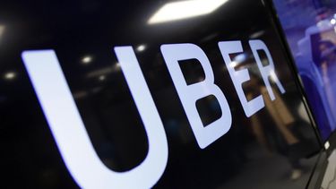 Vista del logo de la multinacional del transporte compartido, UBER, desplegado en un monitor durante una conferencia de prensa.