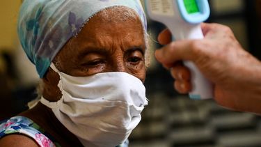 A una señora mayor se le toma la temperatura antes de ser inoculada contra la COVID-19 con la vacuna cubana Abdala en La Habana, el 2 de agosto de 2021.