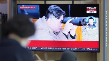 Una imagen del gobernante de Corea del Norte, Kim Jong Un, en un televisor durante un noticiero en la estación de tren de Seúl, Corea del Sur, el viernes 24 de marzo de 2023.&nbsp;