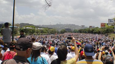 La oposición vuelve a llamar a concentrarse para caminar hasta el Ministerio de Interior y Justicia. &nbsp;Imagen de la marcha del 20 de mayo en la autopista Francisco de Miranda de Caracas.