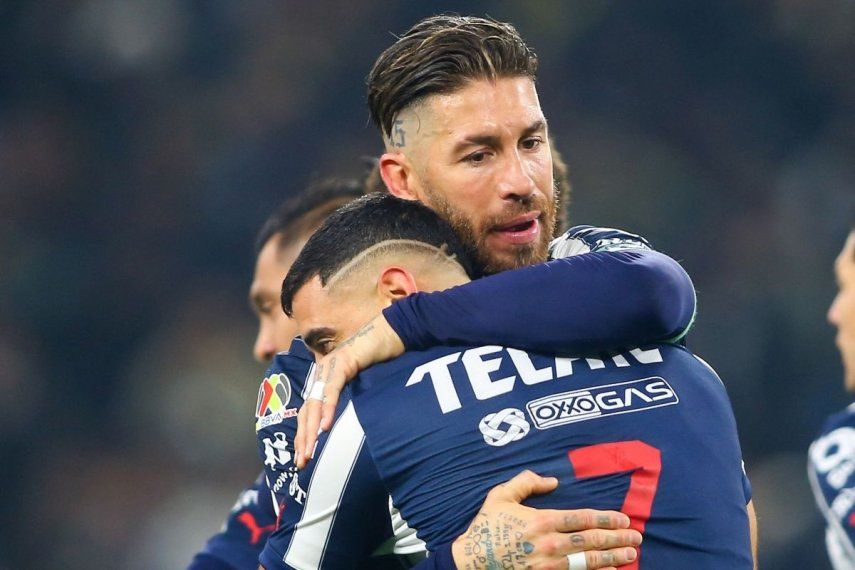 El argentino German Berterame (7) celebra con el español Sergio Ramos luego de anotar un gol para el Monterrey, el 22 de febrero de 2025.