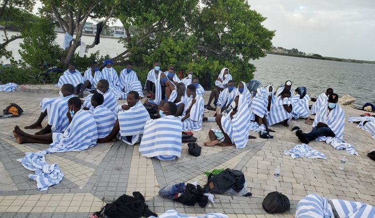 Parte del grupo de haitianos hallado en un barco en las costas de los Cayos de la Florida.
