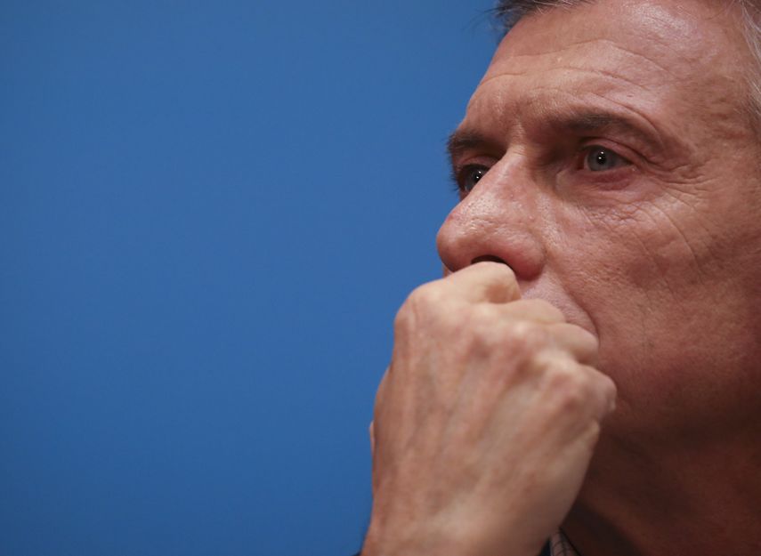 El presidente argentino Mauricio Macri, que se postula para la reelección, hace una pausa durante una conferencia de prensa en la casa del gobierno el día después de las elecciones primarias en Buenos Aires, Argentina, el lunes 12 de agosto de 2019