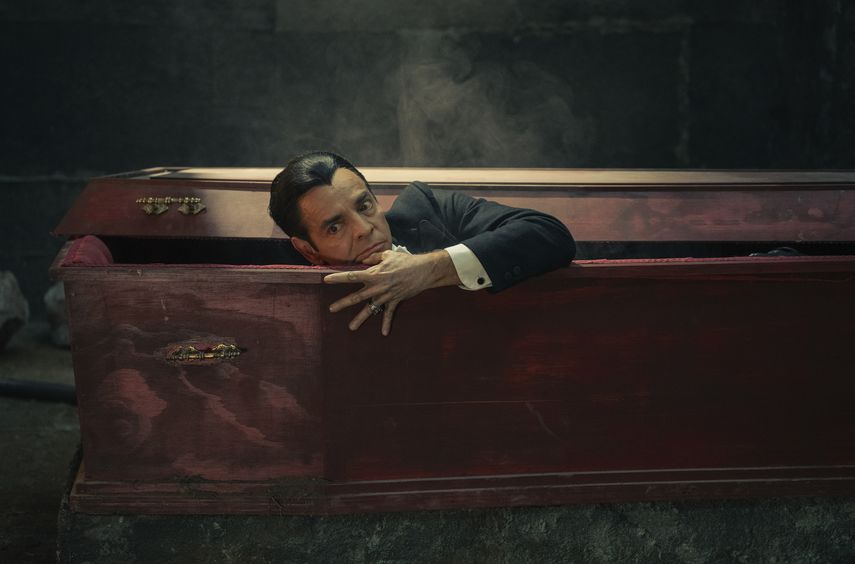 Esta imagen proporcionada por ViX muestra a Eugenio Derbez en el personaje de Carlos Villarías en una escena de 