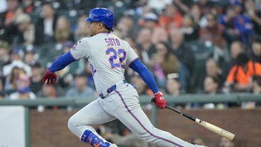 Juan Soto, # 22 de los Mets de Nueva York, bate un sencillo contra los Gigantes de San Francisco en la parte alta de la primera entrada en Oracle Park el 3 de abril de 2026 en San Francisco, California.&nbsp;