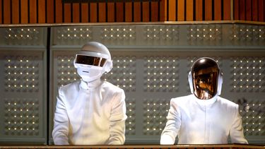 En esta foto de archivo tomada el 26 de enero de 2014, los músicos franceses Thomas Bangalter (izquierda) y Guy-Manuel de Homem-Christo de Daft Punk se presentan en el escenario durante la 56a entrega de los GRAMMY en el Staples Center de Los Ángeles, California.&nbsp;