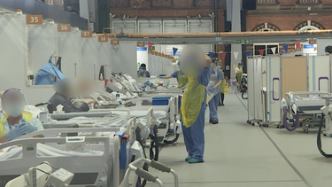 Plano general de pacientes y cuidadoras en una sala en el NHS Nightingale North West, Inglaterra.&nbsp;