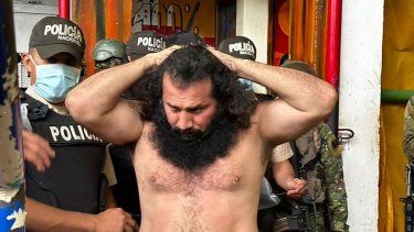 Fotografía difundida por las Fuerzas Armadas de Ecuador que muestra a Adolfo Macías, alias Fito, líder de la banda criminal Los Choneros, mientras es trasladado al complejo de máxima seguridad The Rock dentro de la Penitenciaría Zonal No. 8 en Guayaquil, Ecuador, durante una operación conjunta de la Carabineros y Militares en el recinto, Ecuador, el 12 de agosto de 2023.