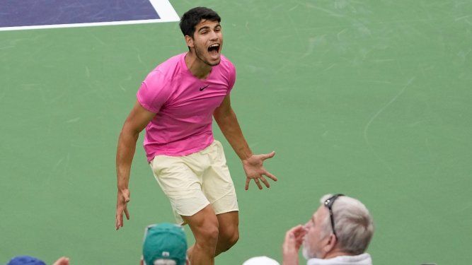Carlos Alcaraz, de España, celebra después de derrotar a Daniil Medvedev, de Rusia, durante la final varonil del torneo de tenis BNP Paribas Open, el domingo 19 de marzo de 2023, en Indian Wells, California.