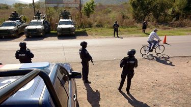 Efectivos de seguridad vigilan uno de los puntos más transitados en donde convergen El Paso y la mexicana Ciudad Juárez.&nbsp;