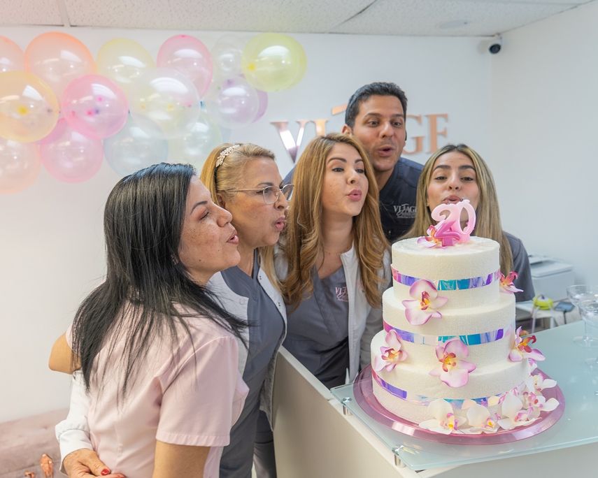 Visnu Ferreira celebra con su equipo los 20 años de Vizage Aesthetic Center & Spa.&nbsp;