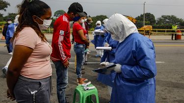 El personal de la Secretaría de Salud de Colombia revisa a los venezolanos mientras regresan a su país por la frontera.&nbsp;