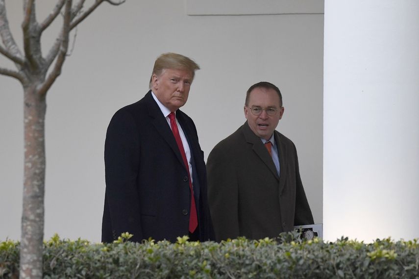 En esta fotograf&iacute;a de archivo del 13 de enero de 2020, el presidente Donald Trump y Mick Mulvaney, jefe de despacho de la Casa Blanca, derecha, caminan en el exterior de la Casa Blanca en Washington.&nbsp;