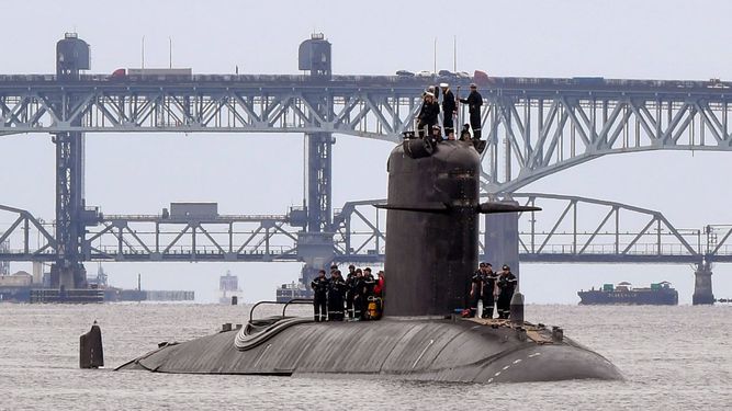 El submarino francés FNS Amethyste (S605) transita por el río Támesis en preparación para llegar a la Base de Submarinos Navales de New London en Groton, Connecticut, el 1 de septiembre de 2021.