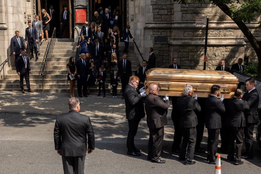 El expresidente Donald Trump, la exprimera dama Melania Trump, Ivanka Trump, Eric Trump y otros dolientes observan cómo los restos de Ivana Trump son llevados desde la Iglesia Católica de San Vicente Ferrer al cementerio en Nueva York, 20 julio 2022.