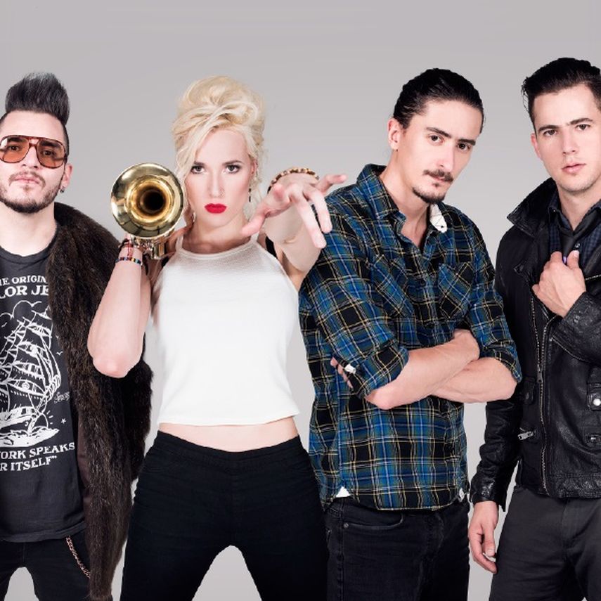 La banda Jenny and the Mexicats se presenta en el Hard Rock Café en Bayside. (CORTESÍA)