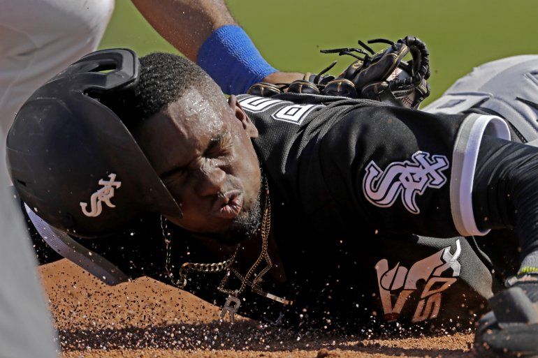 El cubano Luis Robert, de los White Sox de Chicago, es pusto out en tercera en un juego de pretemporada.