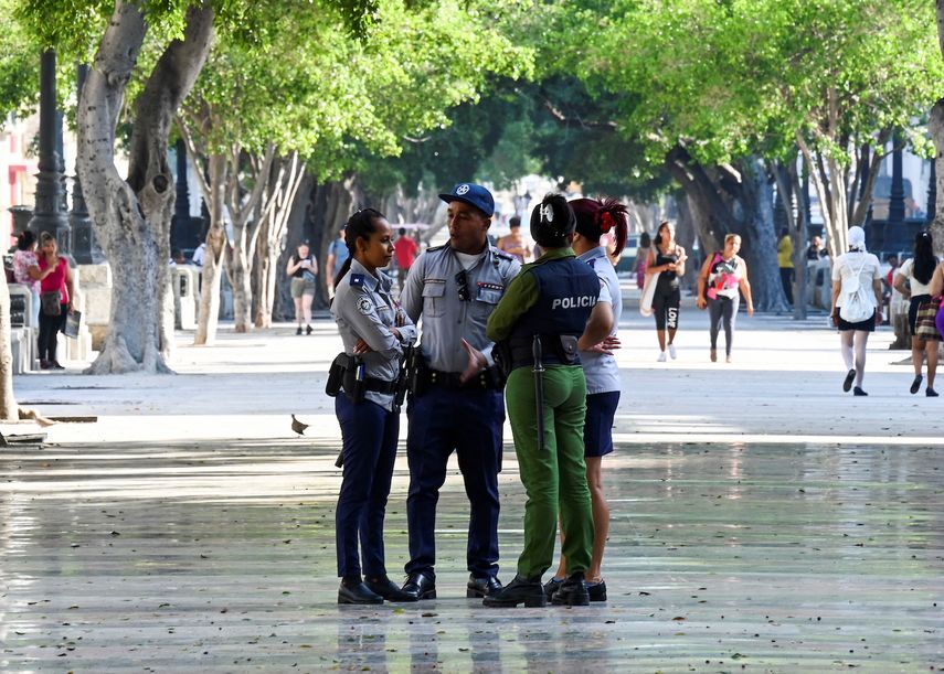 Policías montan guardia en la calle El Paseo del Prado en La Habana. &nbsp;