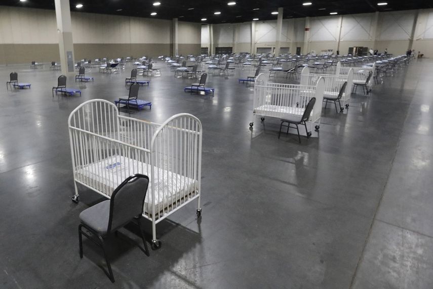 En esta imagen de archivo del lunes 6 de abril de 2020, cunas y sillas colocadas en el Mountain America Expo Center en Sandy, Utah, como centro de atención alternativo ante el desbordamiento de los hospitales por la pandemia del COVID-19. La tasa de natalidad de Estados Unidos cayó 4% el año pasado, el mayor descenso en un año en casi 50 años.&nbsp;