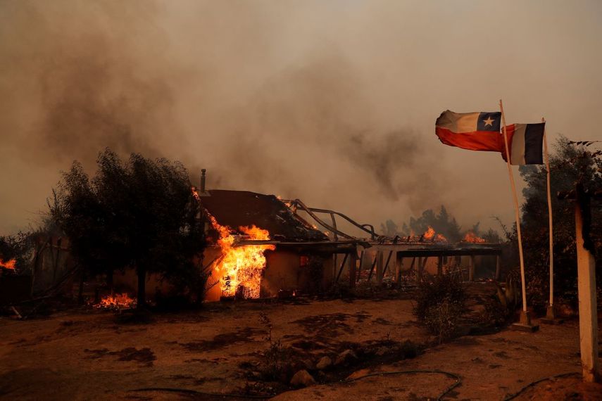 Incendios forestales avanzan por el centro sur de Chile