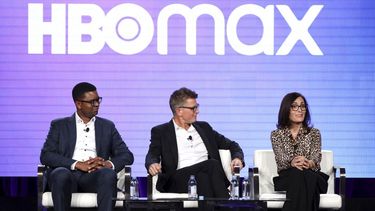 En esta foto del 15 de enero de 2020, el encargado de adquisici&oacute;n de contenido para TNT, TBS, truTV, HBO y HBO MAX Michael Quigley, a la izquierda, el jefe de contenido de HBO MAX y presidente de TNT, TBS y truTV Kevin Reilly, y la directora de contenido original de HBO MAX, Sarah Aubrey, en una conferenica sobre HBO Max en Pasadena, California.&nbsp; 