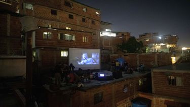 La cinta Aladdin es proyectada en una pantalla colocada en el techo de un hogar en la barriada de Petare en Caracas, Venezuela, el lunes 1 de junio de 2020.&nbsp;