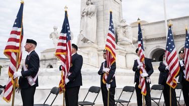 Miembros de los Caballeros de Colón hacen guardia durante la Ceremonia Nacional del Día de Colón 2023 celebrada por la Asociación Nacional de Cristóbal Colón en la Fuente Conmemorativa de Cristóbal Colón en Union Station en Washington, DC, el 9 de octubre de 2023.