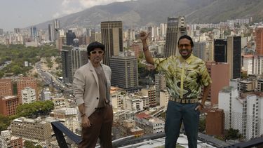 Los cantantes venezolanos Servando y Florentino Primera durante la presentación de En tu ciudad World Tour, realizada el 30 de marzo de 2022 en el Helipuerto del Gran Meliá Caracas para hacerlo. La gira llevará al dúo por más de 50 ciudades de Latinoamérica, Estados Unidos y Europa.&nbsp;