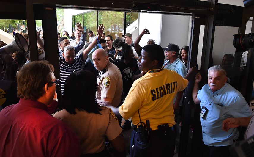 Manifestantes tratan de entrar al edificio de la alcaldía. (ÁLVARO MATA)
