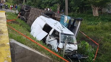 Panel y ómnibus Yutong accidentados en Bauta.&nbsp;