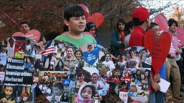 Unos niños sostienen unos carteles con fotos de niños, mujeres y estudiantes dreamers. (EFE ARCHIVO) 